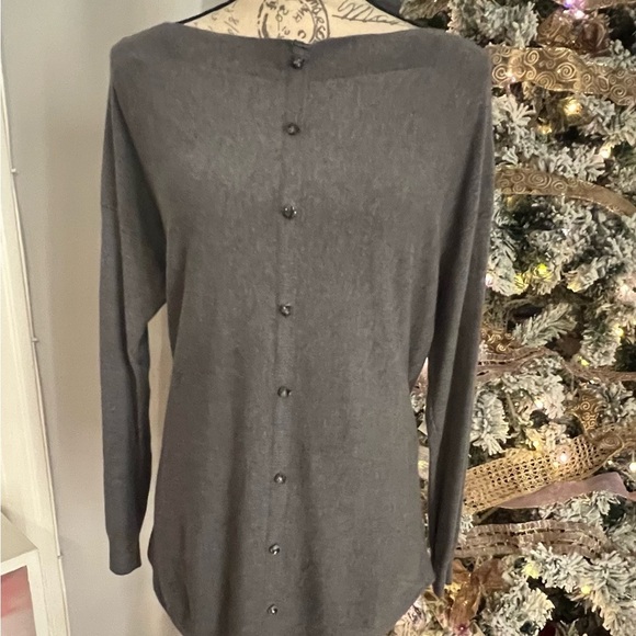 Cashmere sz L, grey, long sleeve, pullover sweater w/jeweled buttons accessory. - Picture 3 of 9